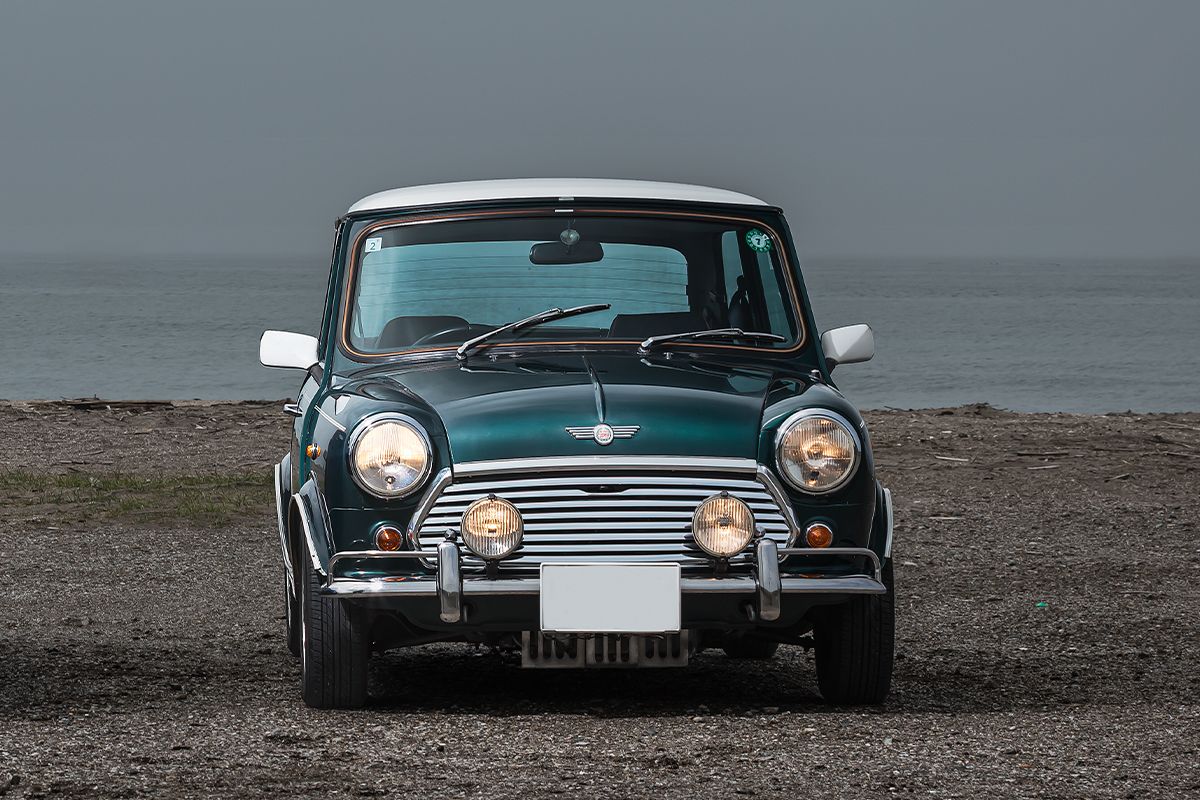 1959年から2000年まで生産されたオリジナル・ミニ。その全長は3050~3100mmと小型車ながら現代の軽自動車よりも小さい。