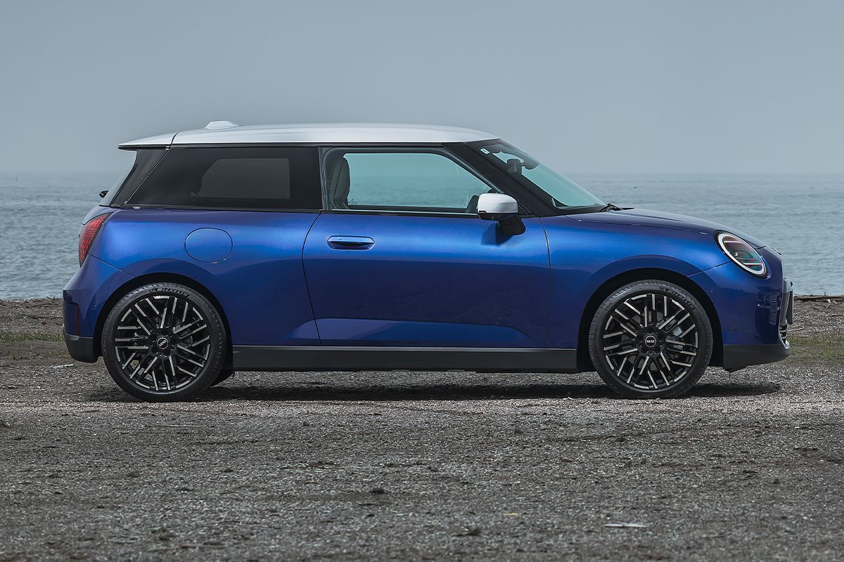 全長×全幅×全高=3850×1755×1460mmというサイズは先代とほぼ同じ。台形のサイドビュー、サイドのキャラクターライン、円形のヘッドライト、台形のグリルなど、オリジナル・デザインを記号として採り入れている。