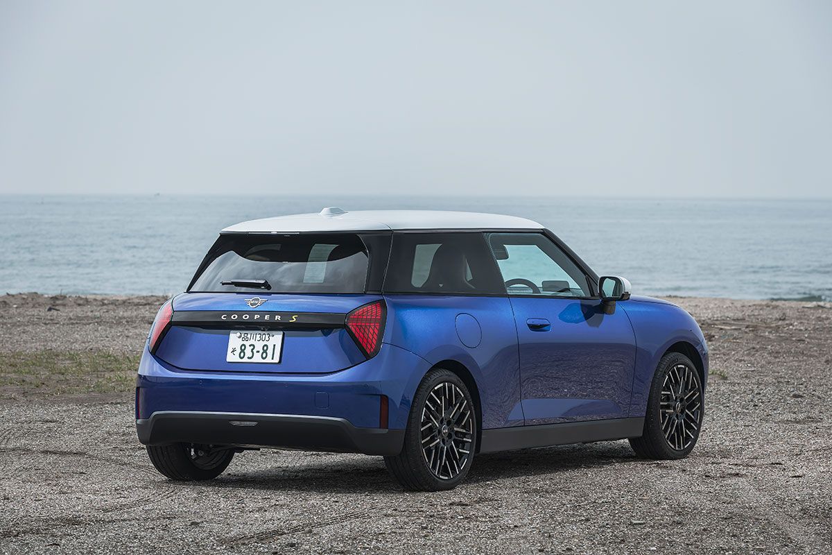 一方、4代目ミニで大きく変わったのがリアビューで、ユニオンジャックのような楔形のラインで構成されるようになった。