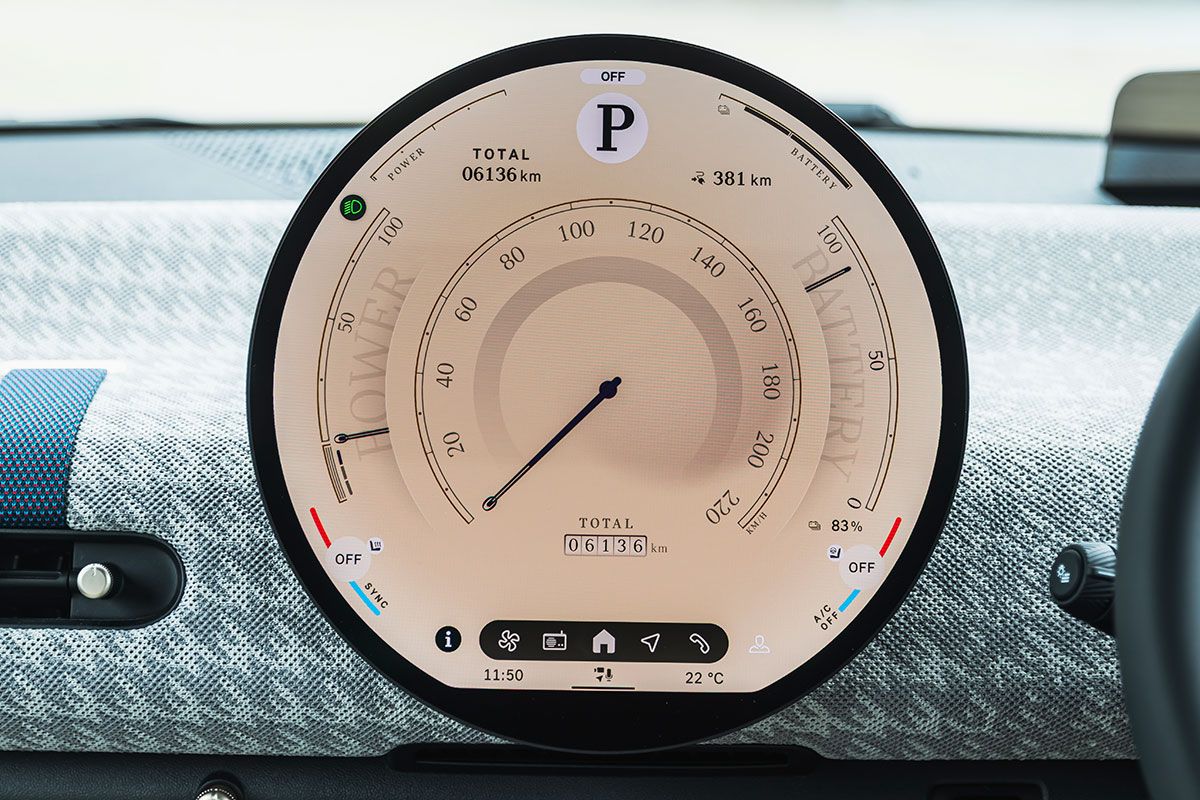 トレイのような横基調のインパネの中央に丸型の大型ディスプレイが備わるコクピットは、1959年デビューのオリジナル・ミニがモチーフ。