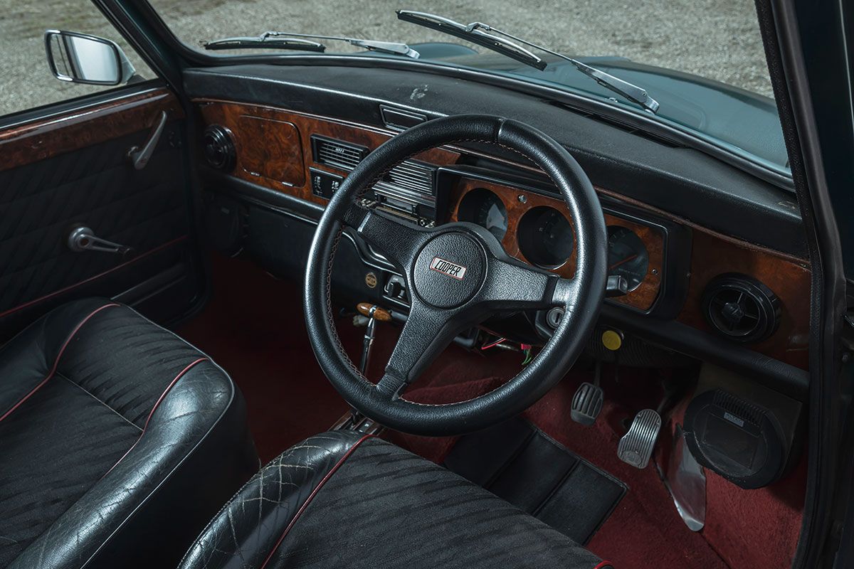 また日本で開発されたインダッシュ・エアコンも装備されるようになった。