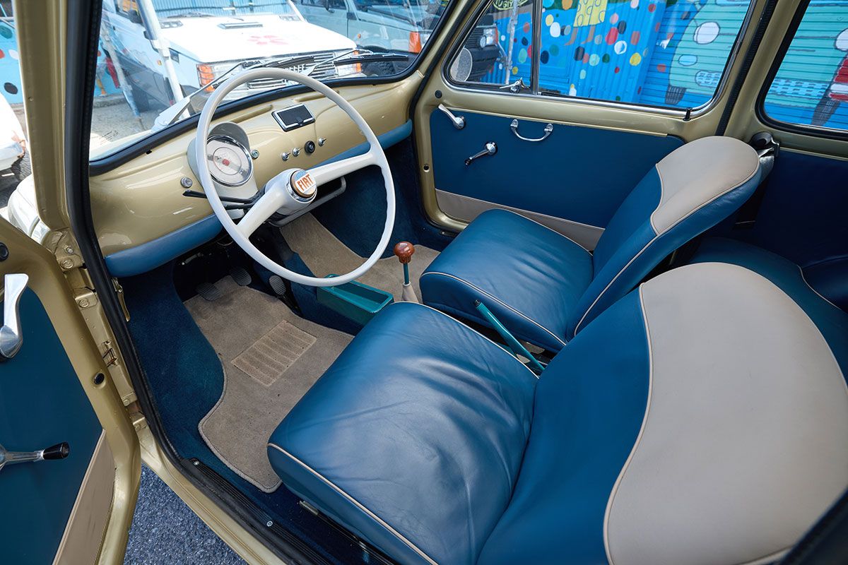 京都の職人がワンオフで拵えた蒔絵技法と卵殻で作ったホーンボタンと欅に貝を埋め込んだシフトレバー、漆の鏡面仕上げとしたセンターコンソールなどこだわりタップリ。