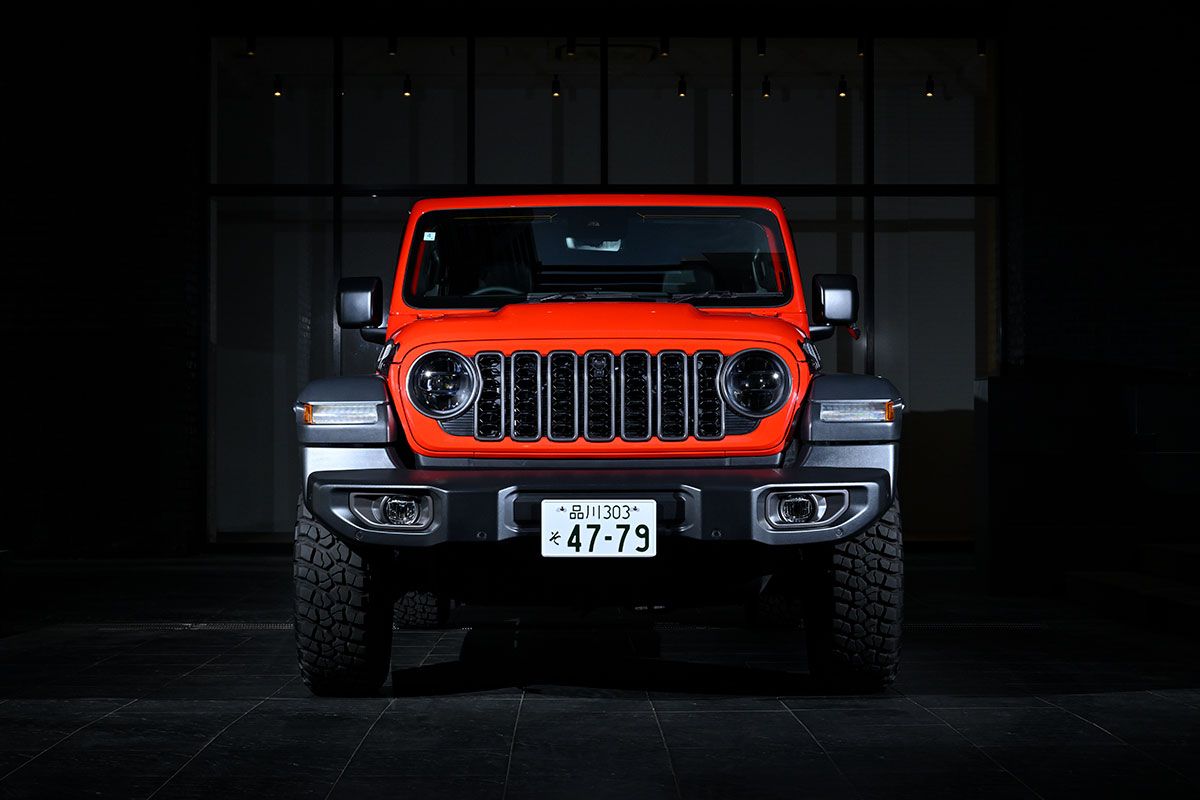 CJ7に比べると乗用車テイストが盛り込まれた現行型ジープ・ラングラーのインテリア。それでも奥行きのないダッシュボードなどの意匠はCJ7と共通する。助手席のグリップ・ハンドルも備えている。