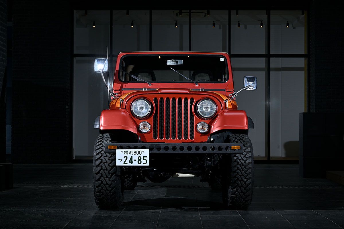 丸型ヘッドライト、7スロットグリルは両車に共通する。助手席のグリップ・ハンドルもジープのアイコンだ。機能重視のインテリアはまさに男の仕事場といった印象。CJ7のセンター・メーターがカッコイイ。