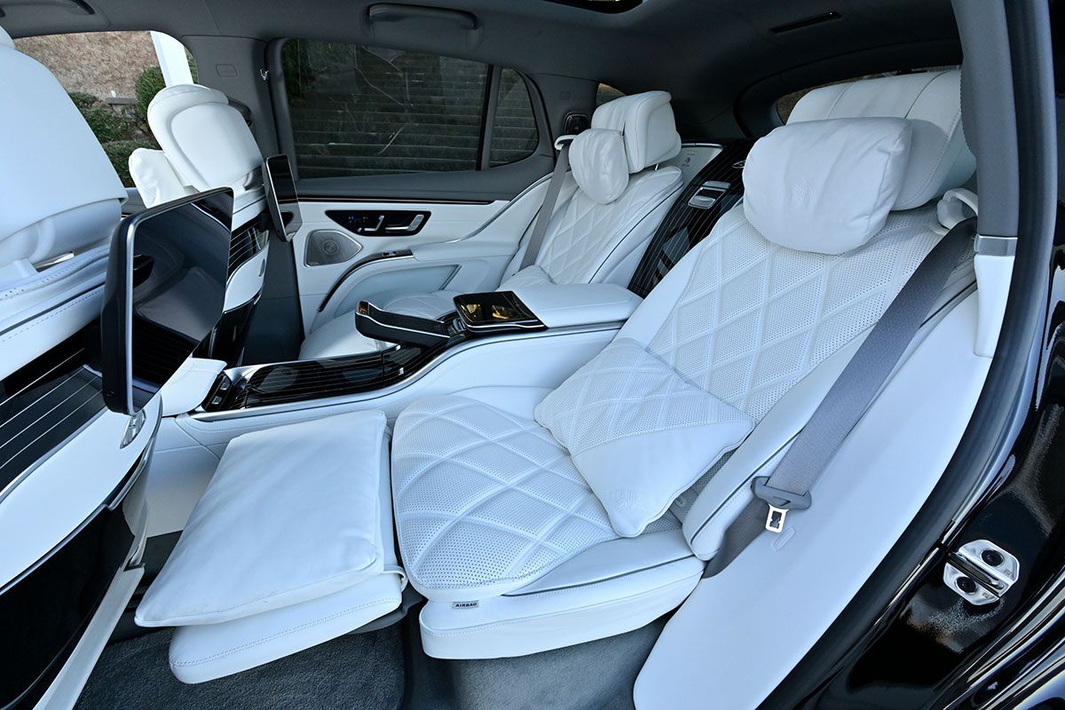 内装にはシートカラーと合わせて約350万円のオプション「ファーストクラス・パッケージ」が装備される。「個室新幹線」どころか個室「ファーストクラス」だ。