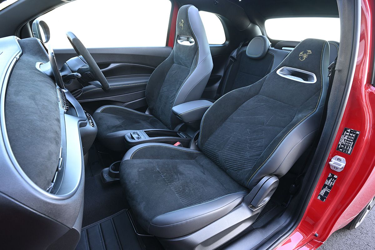 アルカンターラを用いたヘッドレスト一体型のスポーツシートを前席に標準装備する。