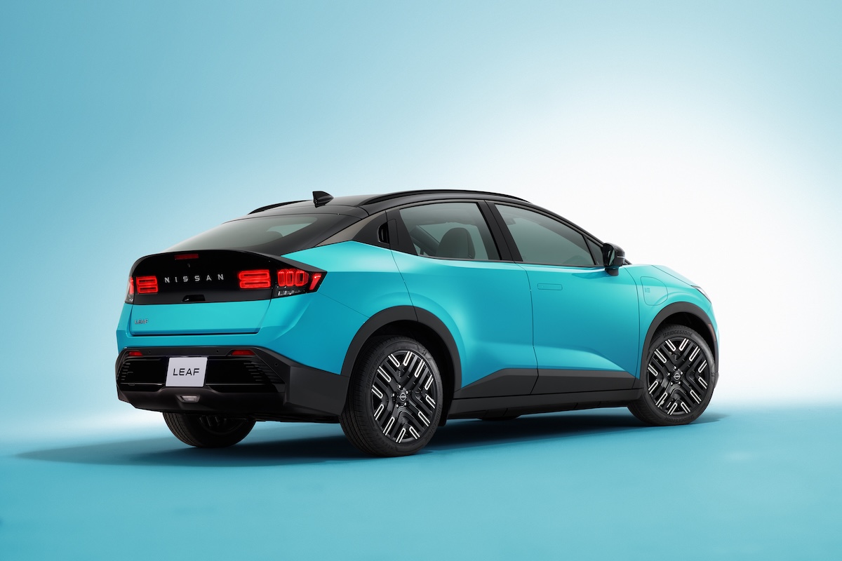 3代目ついに発表！ 新型日産リーフの隠されていた後ろ姿はまさかの