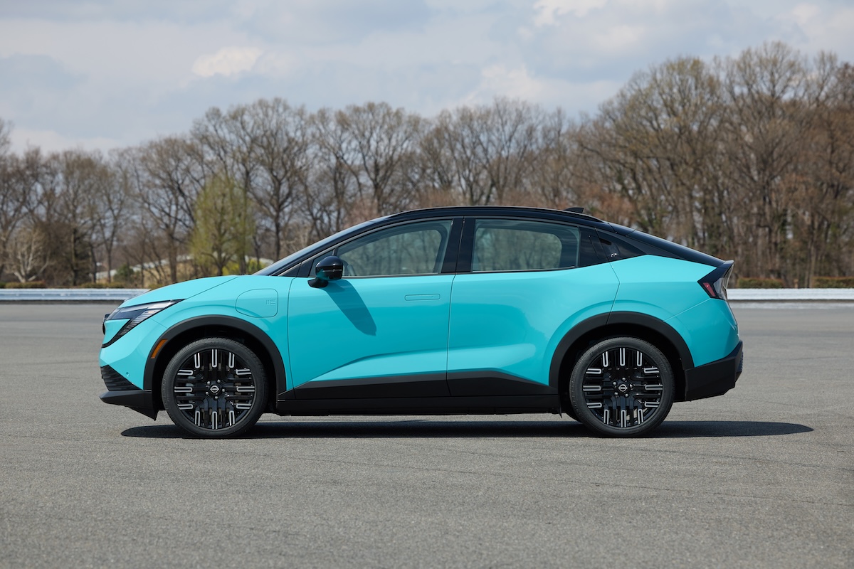3代目ついに発表！ 新型日産リーフの隠されていた後ろ姿はまさかの