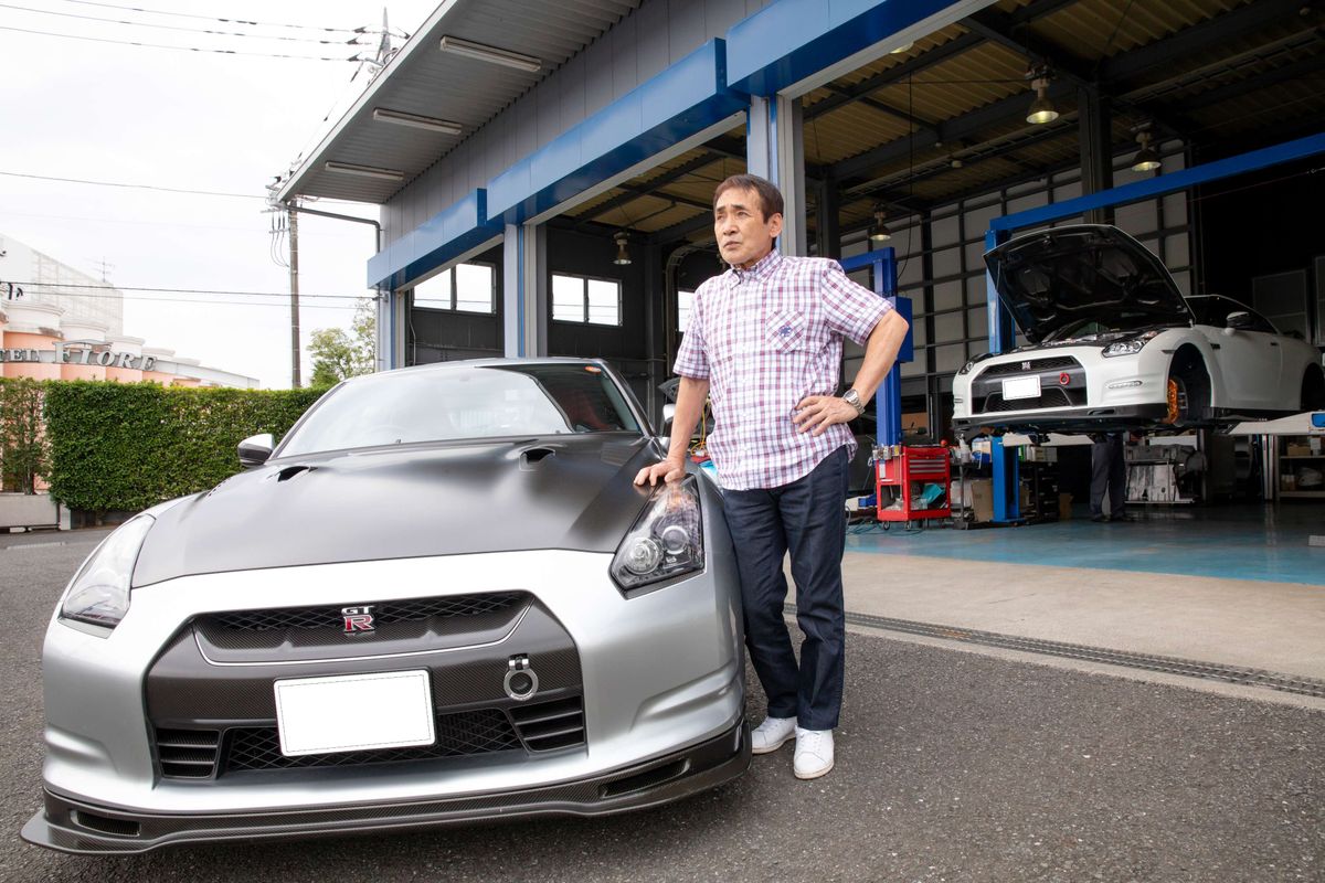 ロレックス デイトナを着用してR35 GT-Rについて話す開発ドライバー鈴木利男さん