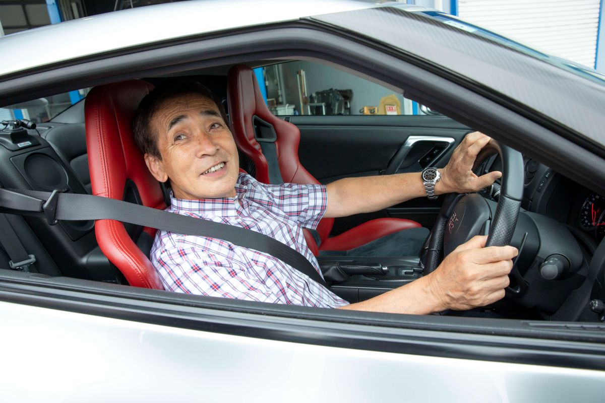 デイトナを着用してR35 GT-Rに乗る鈴木利男さん