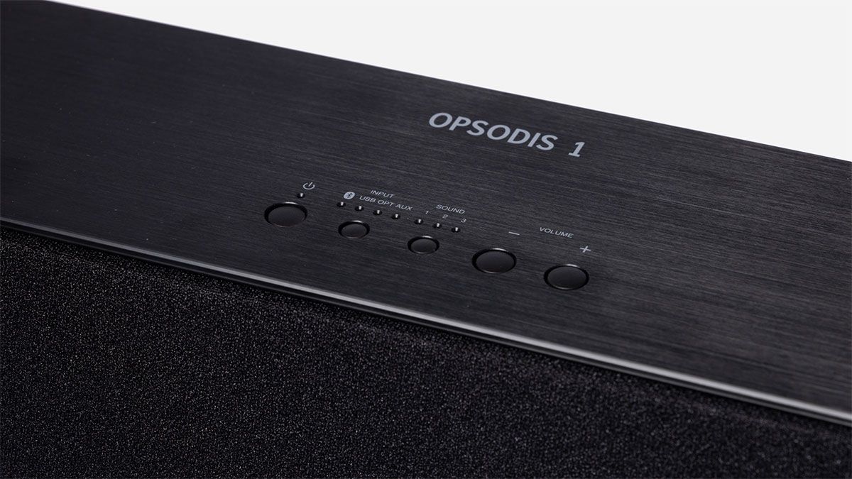 シンプルなスイッチ・デザインも上品。　W38.2×H8×D13cm 7万4800円
