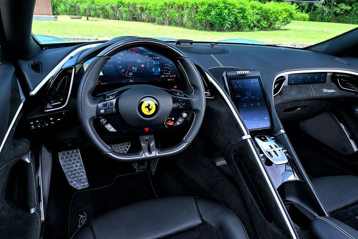 運転席と助手席が、それぞれ独立した繭のようになったデザインを持つのは、ローマ・クーペ以来のフェラーリのスタイルだ。