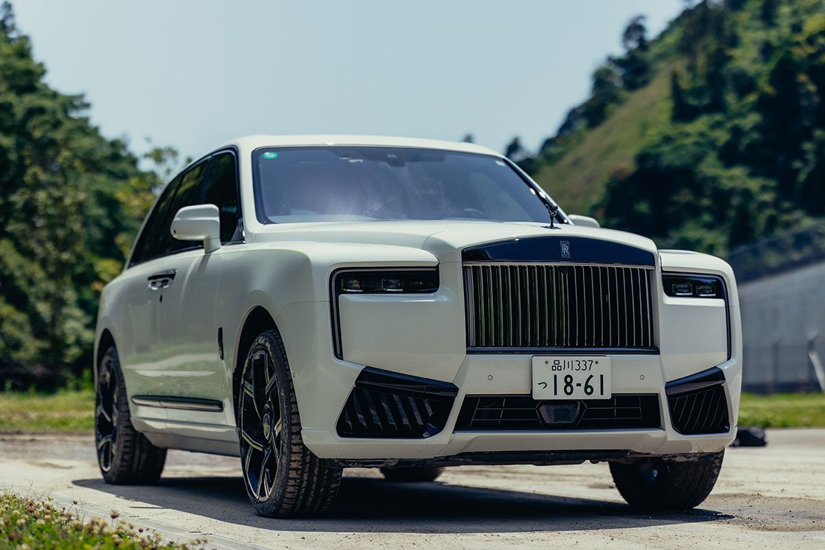 若い顧客層の獲得に成功したロールス・ロイスのカリナン。今回、試乗したブラック・バッジ・カリナン・シリーズIIは、6.75リッターのV12ツインターボ・エンジンで、最高出力600ps、最大トルク900Nmを発生する。オフロード・モードには、ボタンひとつで簡単に切り替えることができる。