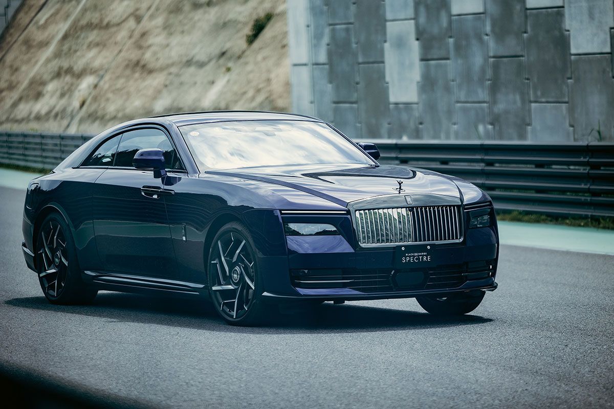 今年2月に発表されたロールス・ロイスの電気自動車、ブラック・バッジ スペクター。最高出力は、ベースとなるロールス・ロイス・スペクターより74ps高い659psとなる。これまでのブラックバッジ・モデルと同様、パンテオン・グリルやスピリット・オブ・エクスタシーなどはダーククロームで仕上げられている。