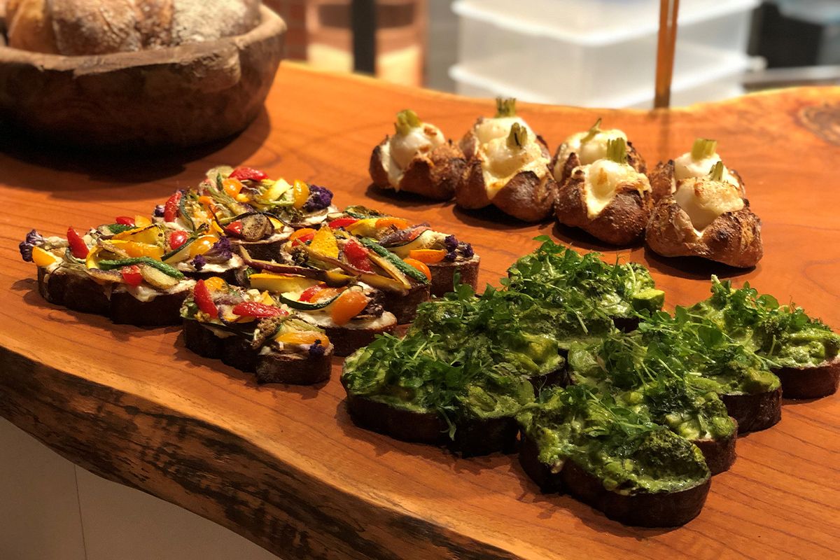 地元の土地の恵みをふんだんに使用した食事系パン。草原のタルティーヌ（手前右）、畑のタルティーヌ（手前左）。麓のまるごとカブ（奥）。