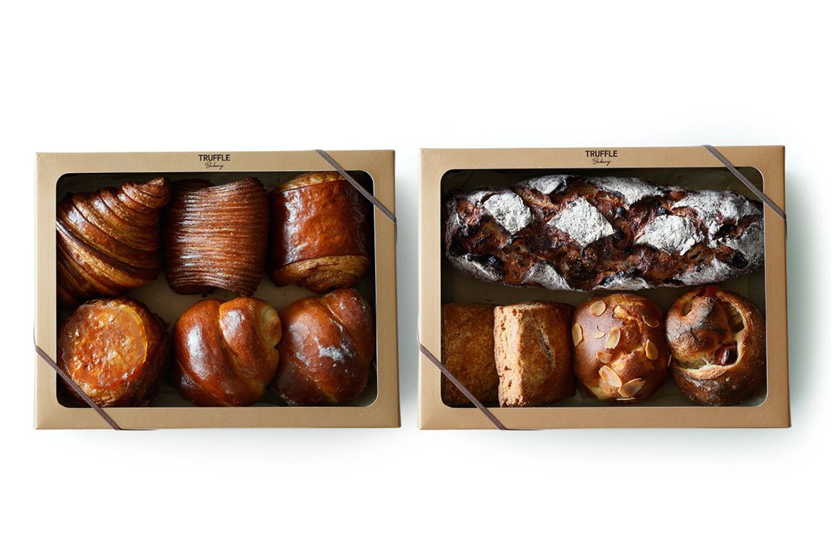 お土産にぴったりな八ヶ岳限定パンボックス。ここでしか買えない10種類のアソートで、上段が当日中に食べたい「今日のパン」、下段は次の日でも楽しめる「明日のパン」という2段重ねになっている（事前予約制）。