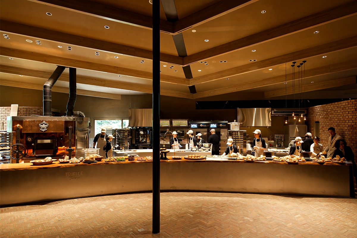 ライブ感あふれるオープンなラボスペースでは、パンが出来上がる様がスペクタクルで圧巻。