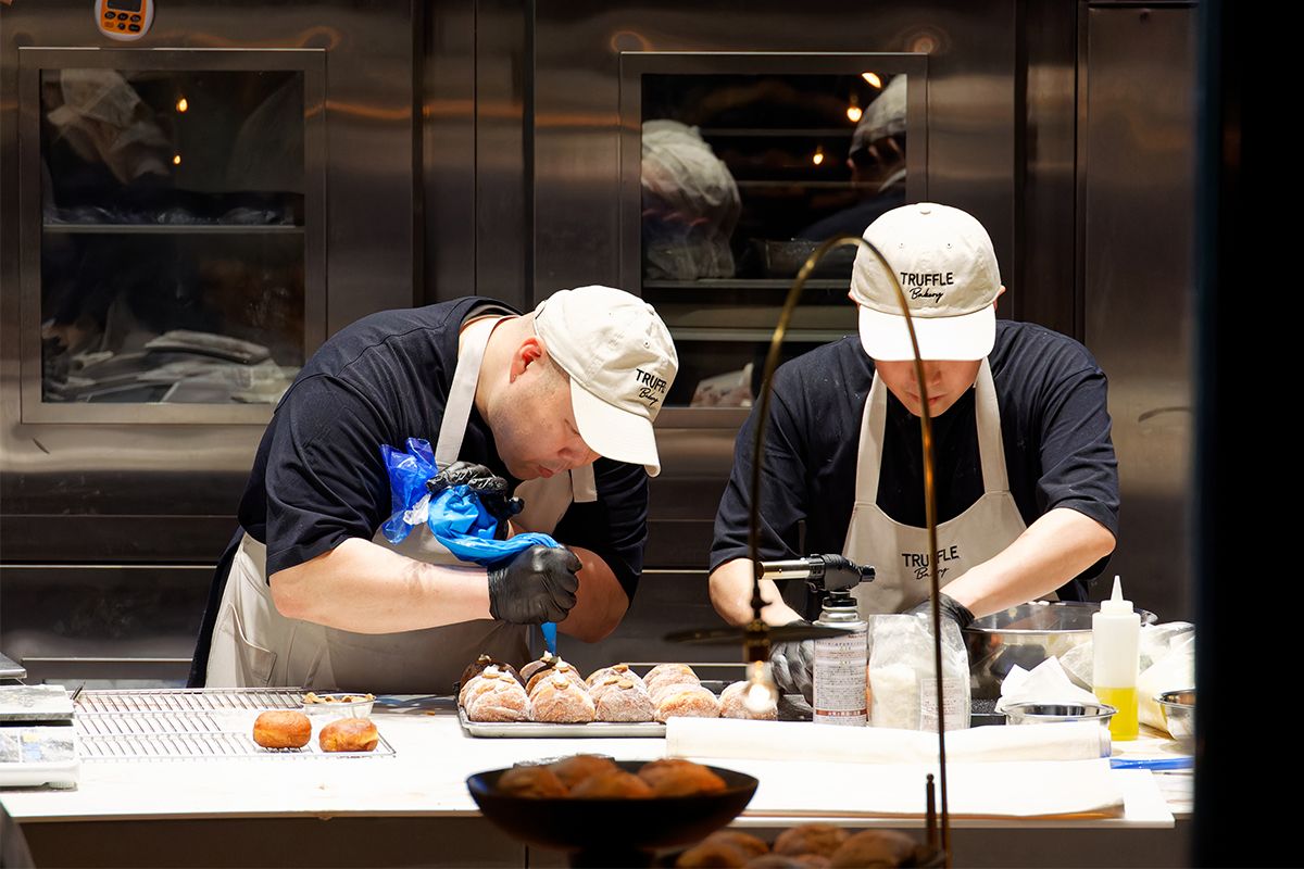 熟練の手業が間近で見られるのもここならでは