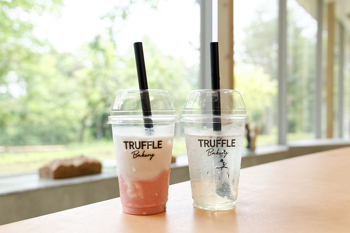 地元産のルバーブを使ったラテ（左）と八ヶ岳天然水サイダー（右）