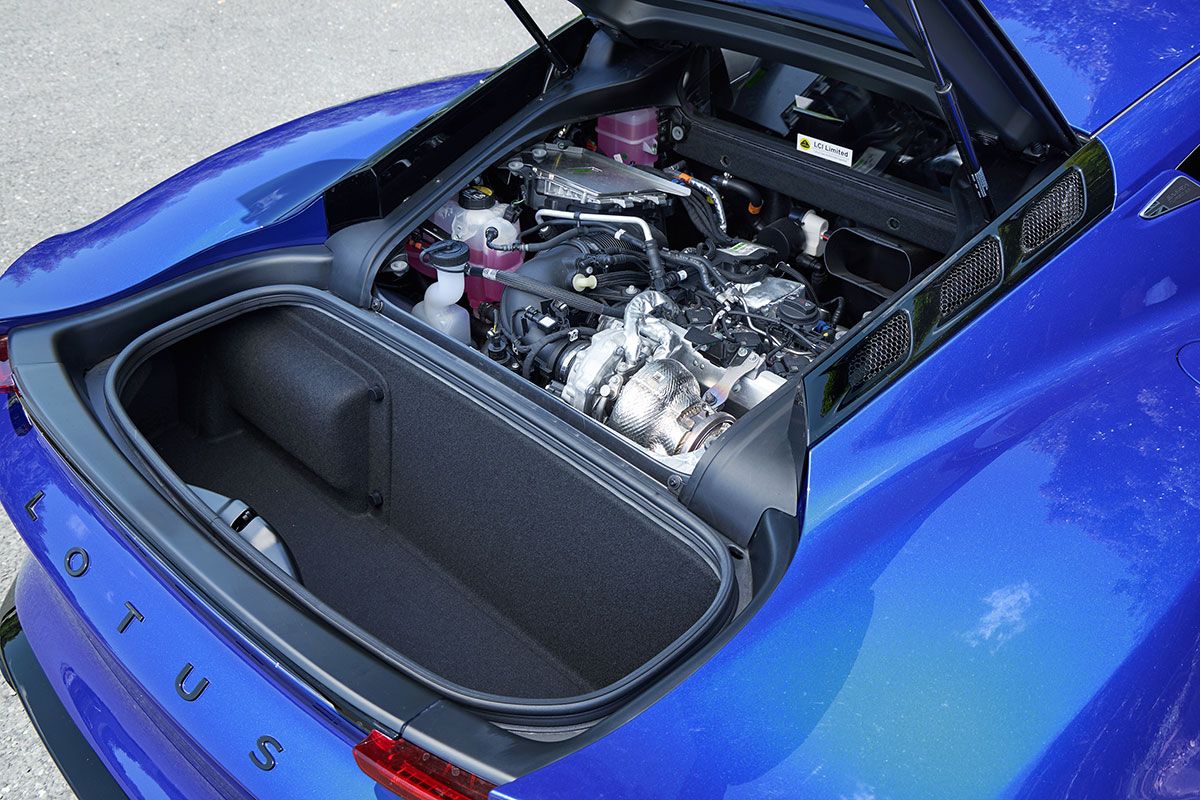 ミドシップに横置きで搭載されるのはAMG製M139ユニット。その後ろにも151リッターの荷室が用意される。