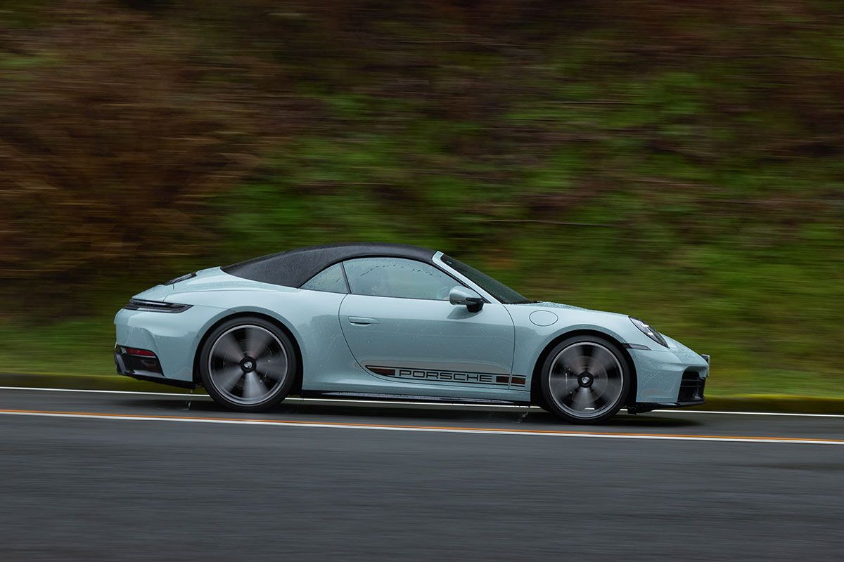 992後期型より全車リア・ステアリングが標準装備となった。