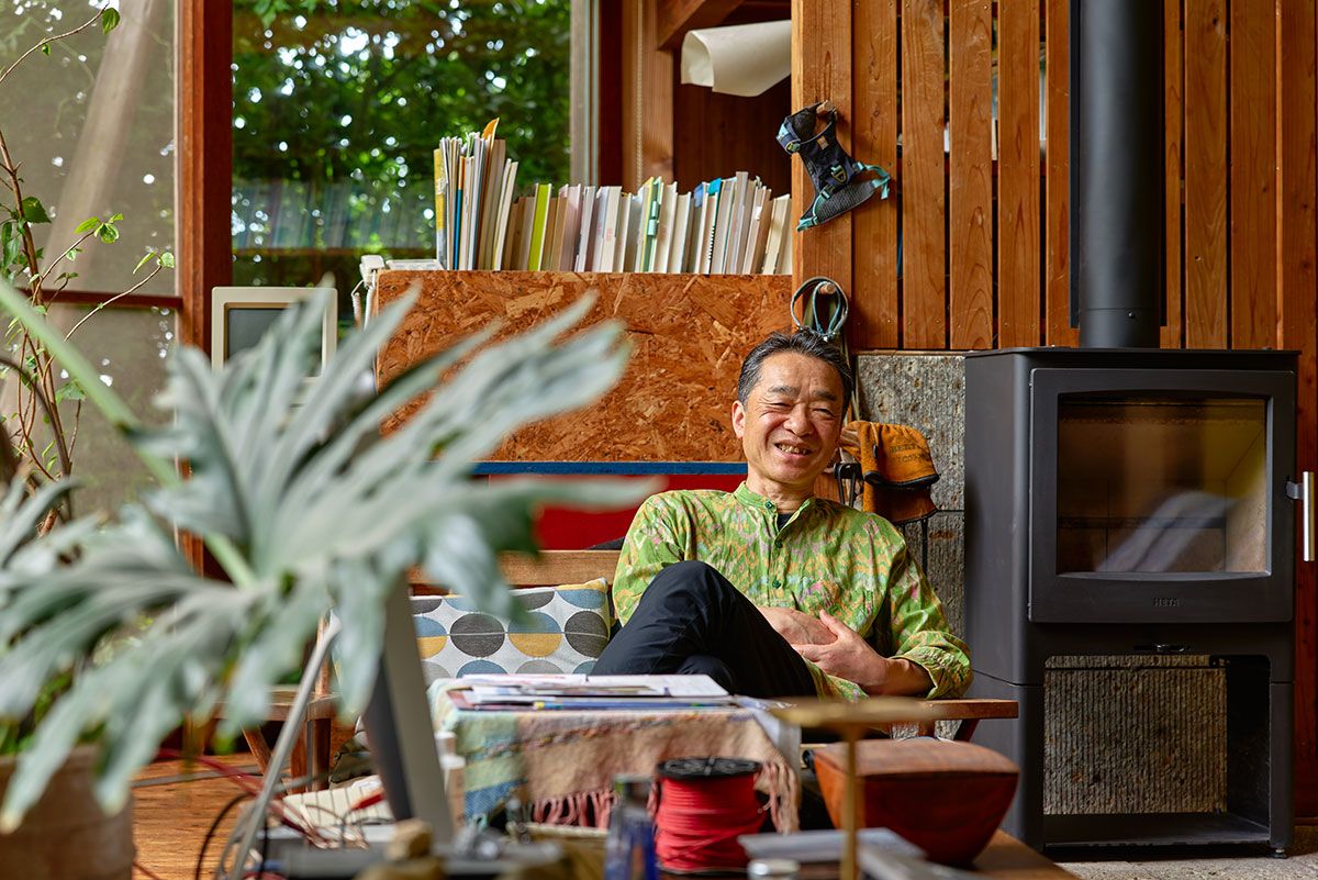 梶原さんの右手の薪ストーブは、去年交換したもの。奥は書斎になっている。