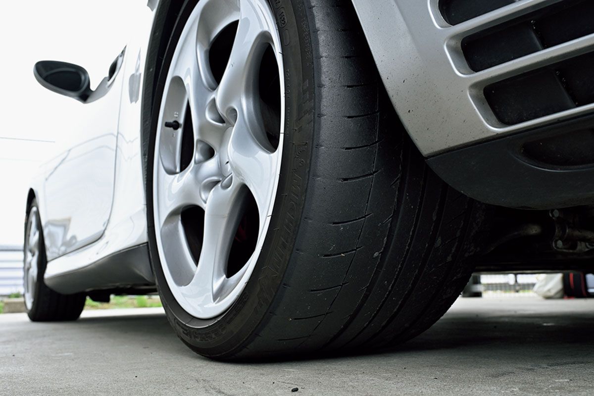 左後輪のサイドは完全に溝がなくなってツルツルである。