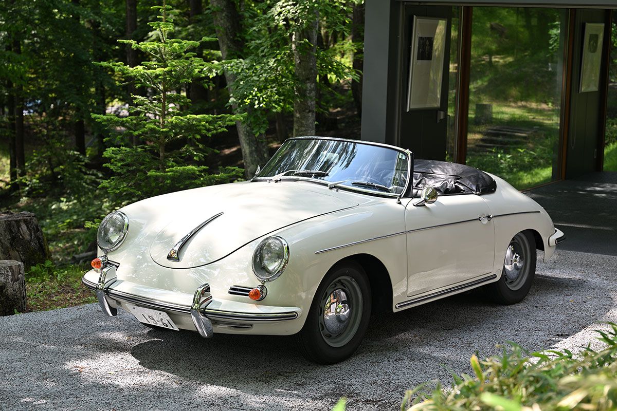 1959年9月にデビューを果たした356Bに、356AコンバーティブルDの後継車種として用意されたロードスター。1961年9月までにわずか2653台のみが製造された希少車だが、スピードスター譲りの軽快性と実用性を兼ね備えたモデルとして人気が高い。