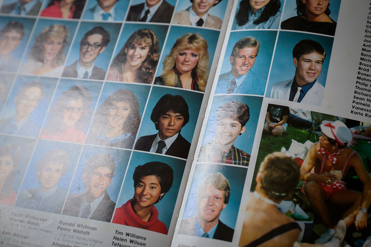 ハイスクールの卒業アルバム。いかにもアメリカのハイスクールらしいアルバムに思わず口元がゆるむ。