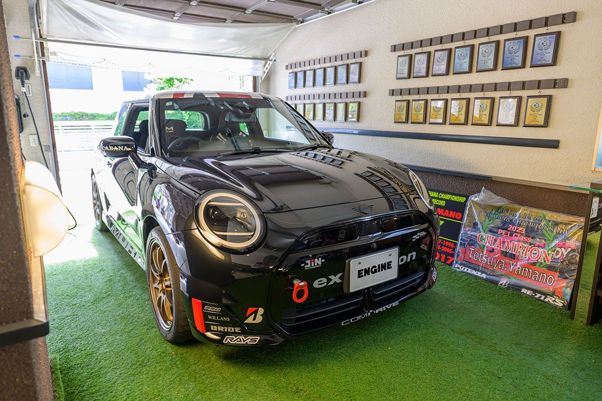 取材当日、ガレージにあるのを目にして驚いたのがこのクルマ、BEVのミニJCW。