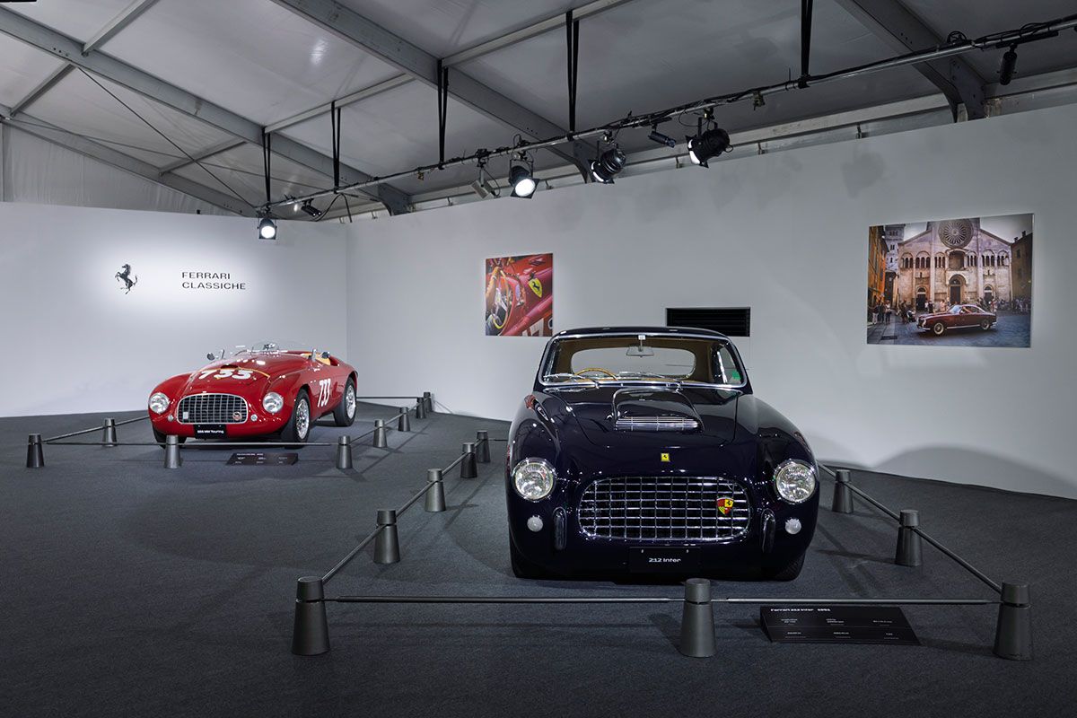 クラシケのコーナーには166MMと212インターが展示されていた。