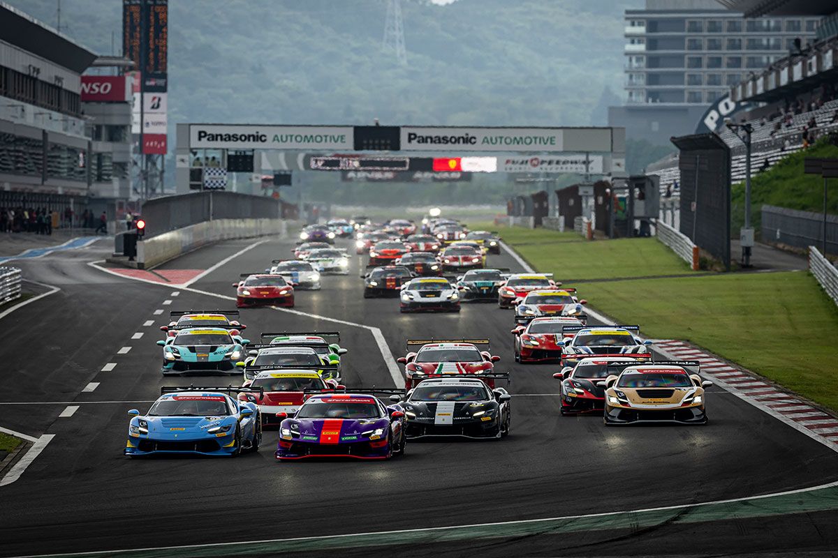 フェラーリ・チャレンジのスタート。38台のフェラーリが1コーナーへ向かうシーンは圧巻。
