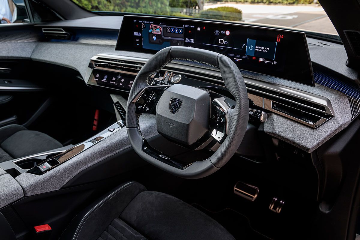 インパネは21インチの湾曲パノラミックスクリーンを中心とした「i-Cockpit」を採用。