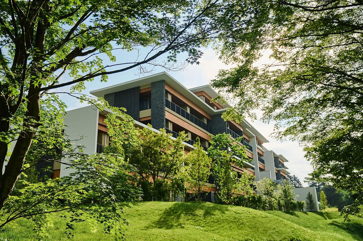 ■THE HIRAMATSU 軽井沢 御代田 客室は本館28室、ヴィラ9室の全37室。1泊2食8万4000円~(2名1室利用時1名料金)。長野県北佐久郡御代田町大字塩野375番地723 Tel.0267-31-5680(代表)www.hiramatsuhotels.com/miyota/