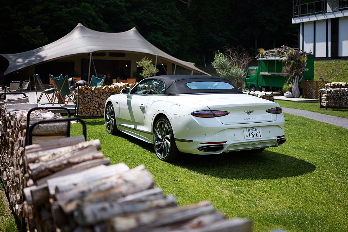 右の写真は焚火を囲んで語り合える人気のアウトドアラウンジの「TAKIBIラウンジ」(撮影用にクルマを置いたが通常は車両進入不可)。