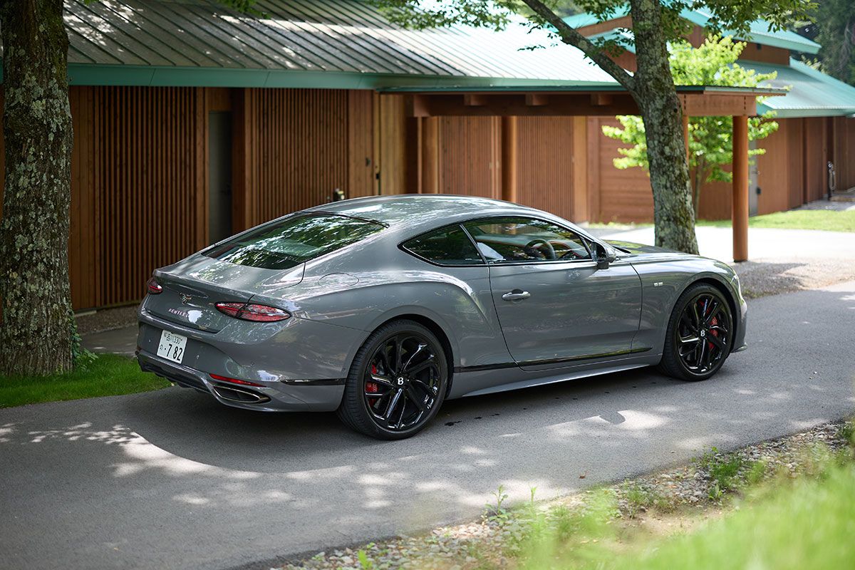 全室南向きで遠くに八ヶ岳連峰を望む本館の客室は28室。長期滞在も可能なキッチンを備えた122平方メートルのヴィラも9棟ある。