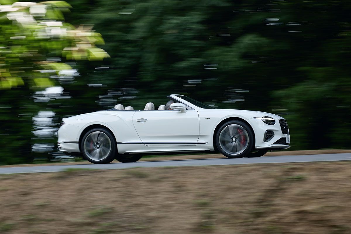 BENTLEY CONTINENTAL GTC SPEED システム総出力782馬力、1000Nmのウルトラ・パフォーマンス・ハイブリッドのドライブトレインはGTと同じ。試乗車のGTCもGTと同じファーストエディションで、ファーストエディションスペシフィケーションを含む専用装備を搭載する。車両本体価格は4312万円。