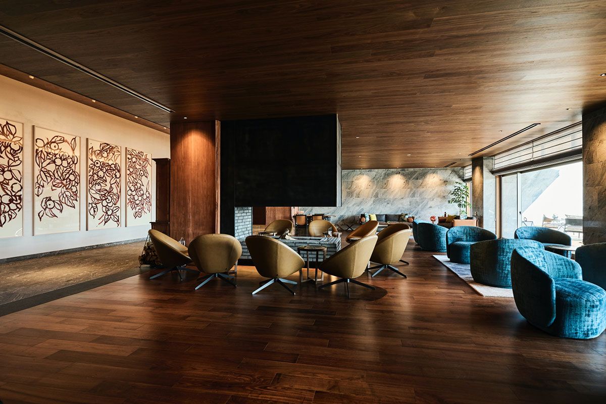 森に囲まれた眺めの良い斜面にあり、落ち着いた雰囲気のロビーラウンジには暖炉の薪の匂いが漂う。