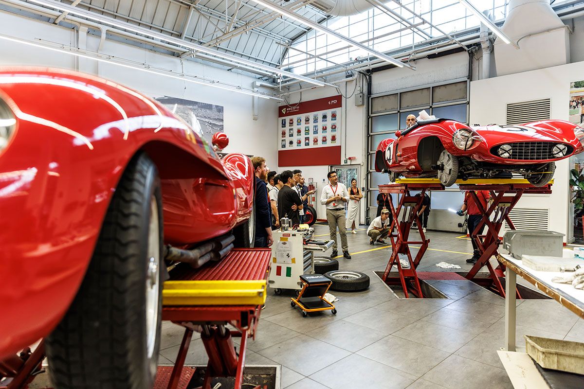 写真のリフトで持ち上げられているのは、1955年に4台だけつくられた121LMの1台で、オーナーは2週間前にツール・ド・シチリアを走ったが,すぐにル・マン・クラシックに参加するために整備中だという。