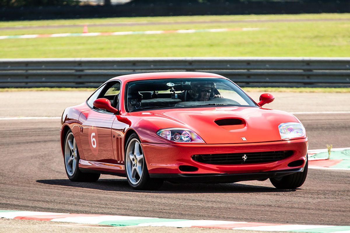 550MARANELLO/1996年に、F512Mの後を継ぐ旗艦モデルとしてリア・ミドシップから伝統のFRに回帰して登場した12気筒2座クーペ・モデル。479ps/7000rpm、568Nm/5000rpmのパワー&トルクを発生する5474ccのV12DOHCをフロント・ミドシップに縦置きし、リアアクスル上の6段MTを介して後輪を駆動。