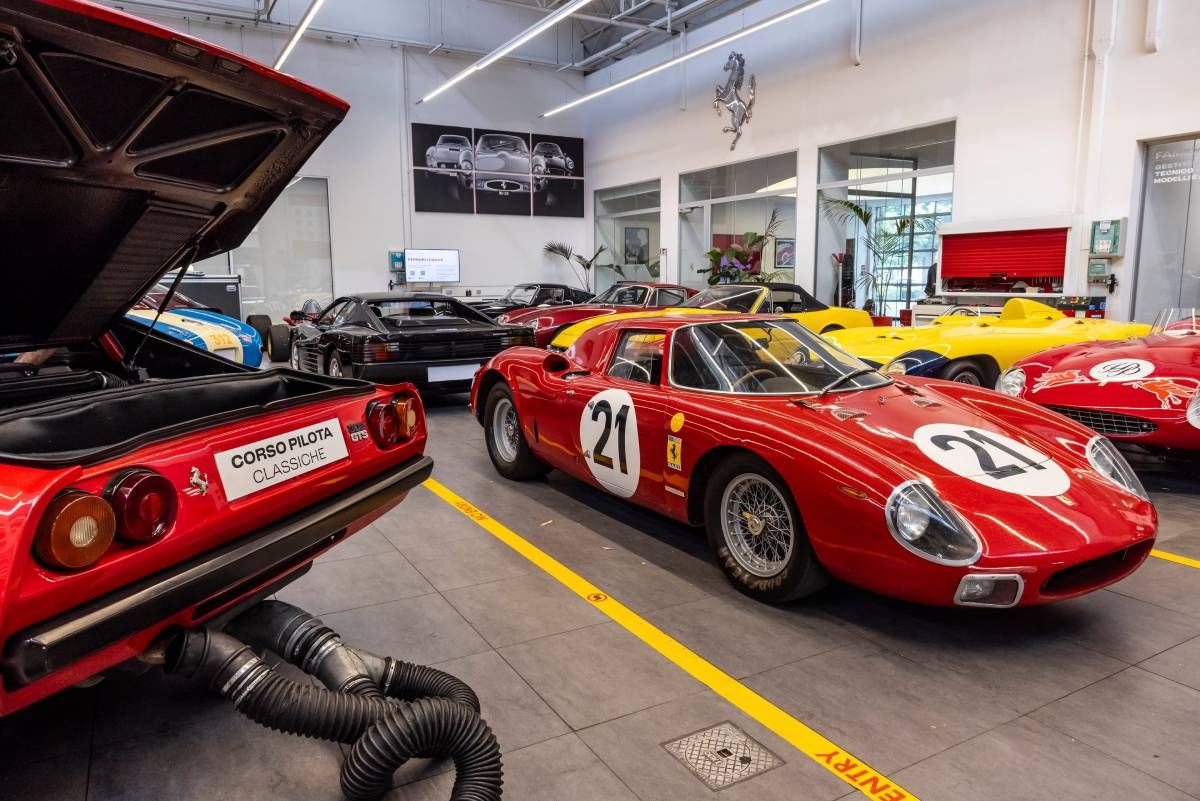マラネロの本社にある「クラシケ」には、世界中からクラシック・フェラーリがレストアのために集まってくる。250LM、デイトナ・スパイダーなど、珠玉の名車たちにまじって、コルソ・ピロタ・クラシケで使われる308も、常に最高のコンディションで走れるようにここで整備されている。