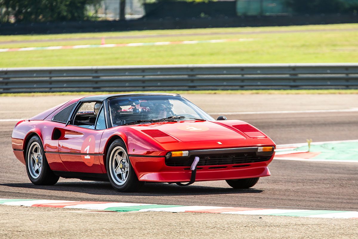 308GTB>S/12気筒以外の初のフェラーリとして1975年に登場した308GTB。当初はFRPボディだったが、スパイダー(GTS)が登場した77年からスチールに変更された。
