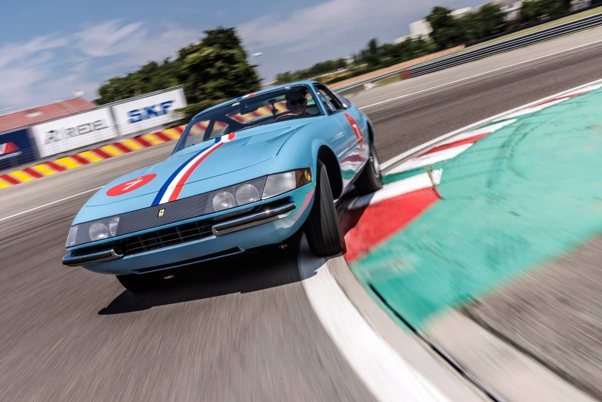 365GTB/4 DAYTONA/1968年に登場した当時の旗艦モデルで、「デイトナ」は愛称。プレクシガラス内に前4灯を収めたこれは前期型。後期はリトラクタブル式になる。