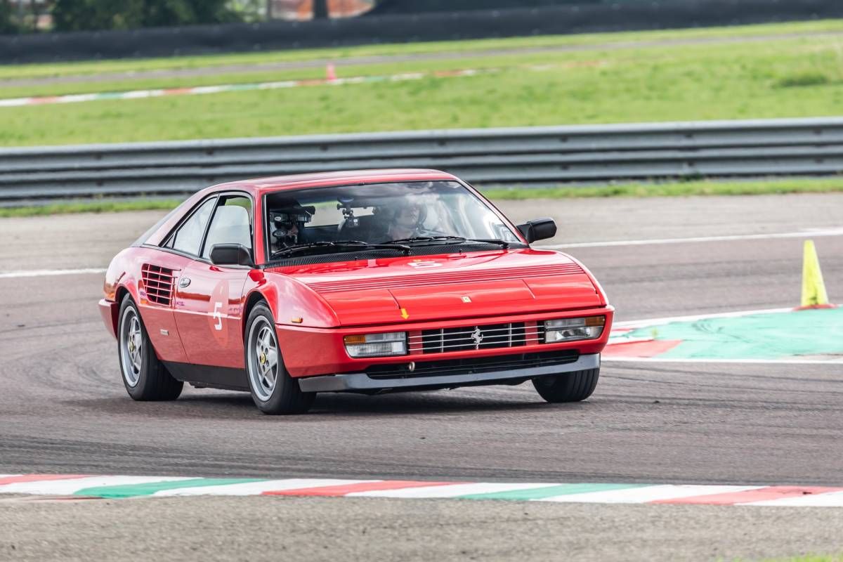 脚は前後ダブルウィッシュボーン。ステアリングはラック・アンド・ピニオンのパワーアシスト付き。ブレーキは前後通気冷却式ディスク。タイヤ・サイズは前220/55VR16、後225/55VR16。0-100km/h加速=7.4秒。最高速度=250km/h。