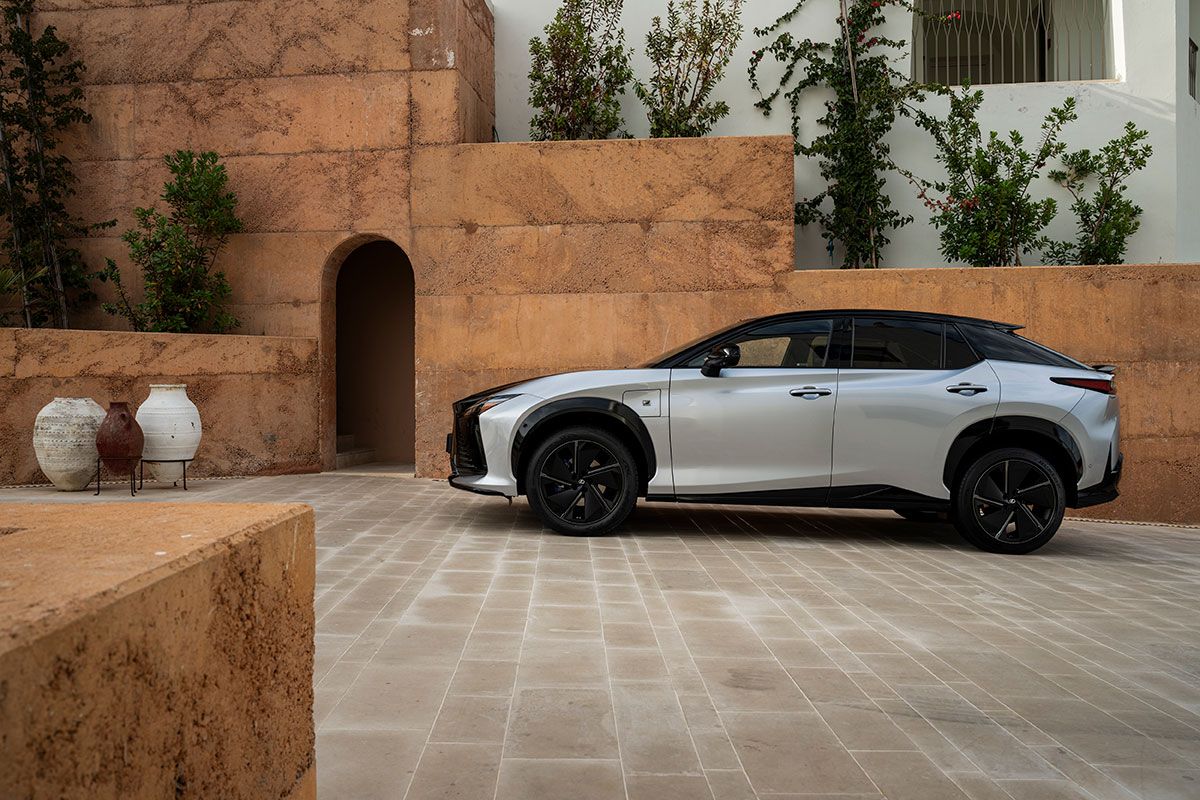 550e Fスポーツは、同ブランド初の「ステア・バイ・ワイヤ」技術を標準装備。ステアリングと前輪を電気信号で連携させることで、応答性と安定性を両立。