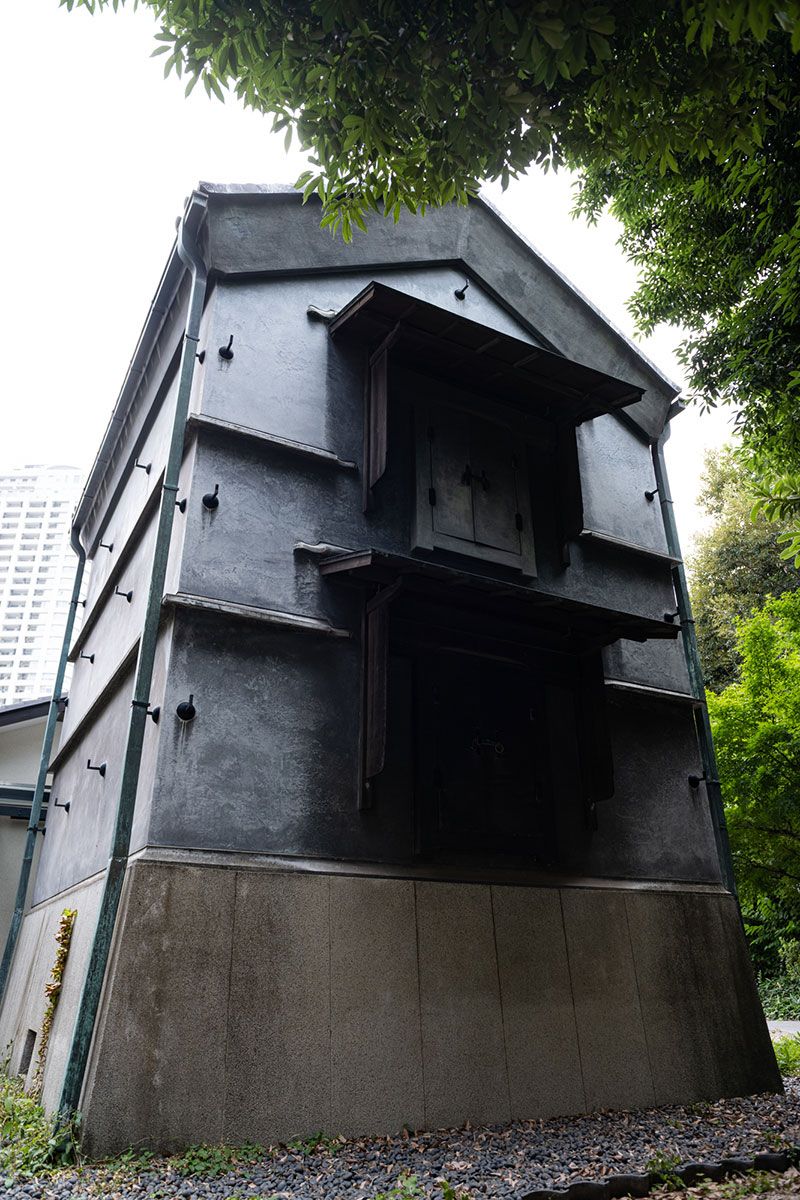 関東大震災後の最先端の工法が採用された土蔵。空襲でも焼け残った。