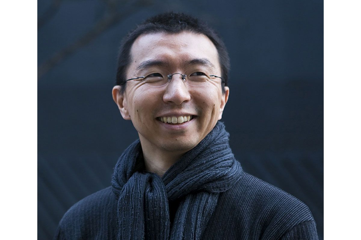 藤本壮介（1971年生まれ）2000年の《青森県立美術館設計競技案》で注目を集めたのち、《サーペンタイン・ギャラリー・パビリオン2013》で世界的な建築家の仲間入りを。現在開催中の2025年大阪・関西万博の会場デザイン・プロデューサー。撮影：デビッド・ヴィンティナー。