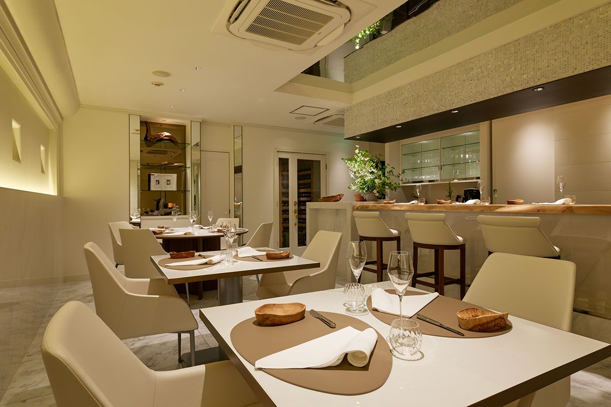 店内は18席。●東京都港区麻布十番3-7-4 Coms Azabujuban 4F　TEL.03-6809-4433　https://maisonconfortable.jp  ※価格は税・サービス料込みです。