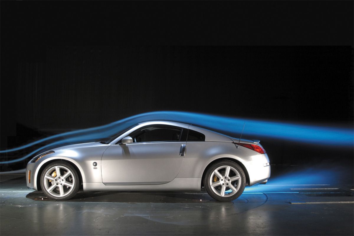 Z33フェアレディZ(車両上部を流れるの空気と車両下部を流れる空気が車両後端でしっかり分離している)
