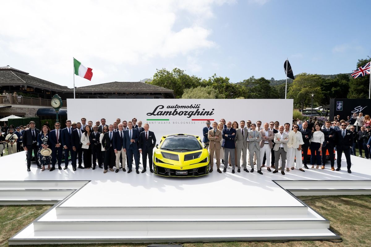 ランボルギーニ首脳陣と開発陣がフェノメノを囲む